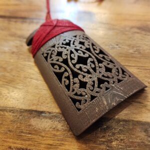 sandalwood toki necklace with mangopare design and red binding